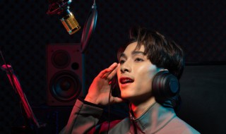 人生已匆匆来去都自由伤感不如酒愿君共上头是什么歌