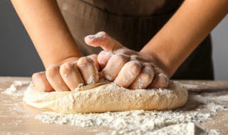 面粉揉成什么样算成功（面粉要揉成什么样才可以）