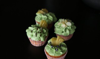 蛋糕坯子怎么做才松软好吃（蛋糕胚怎么做得蓬松）