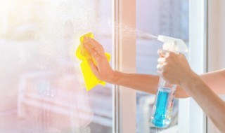 玻璃上的不干胶用什么能擦掉 没干的玻璃胶用什么可以擦掉