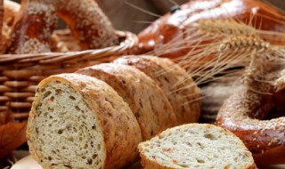 面包烤出来发硬是什么原因 烤面包发硬的原因