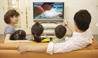 边吃饭边看电视的危害 边吃饭边看电视的危害性
