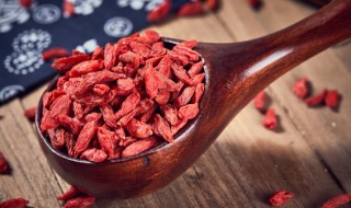 黑枸杞可以和红枸杞一起泡水喝吗 黑枸杞能和红枸杞一起泡水喝吗?