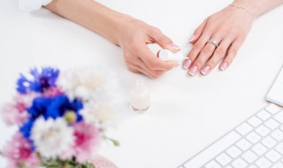 洗甲水可以去掉胶吗(洗甲水能卸甲油胶吗)