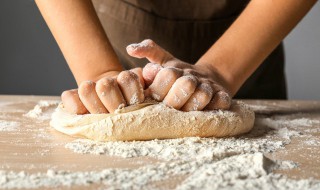 和面粘手是不是水放多了(和面出来很粘手为什么)