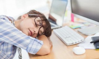 午睡是趴在桌子上还是躺着睡好（午饭后趴在桌子上睡觉好不好）