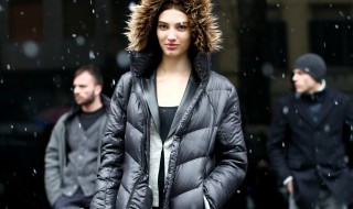 羽绒服干洗剂和湿巾哪个好用（羽绒服干洗剂用干毛巾还是湿毛巾）