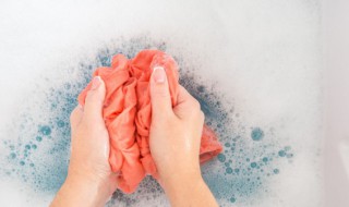 新衣服用盐水泡的作用（新的衣服用盐水泡有什么效果）