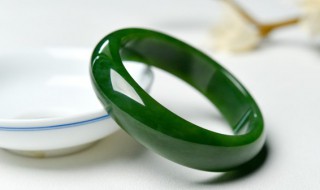 一万多的玉镯子怎么样(一万多的玉手镯怎么样)