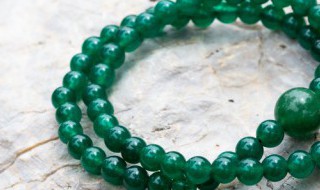 祖母绿翡翠戒指价格（祖母绿翡翠项链的价格一般是多少）