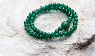 翡翠怎么用光照鉴别（什么光照翡翠可以判断真假）