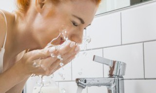 卸妆油可以直接洗脸吗（卸妆油可以直接涂脸上洗吗）