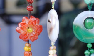 祖母绿翡翠项链（祖母绿翡翠项链的价格一般是多少）