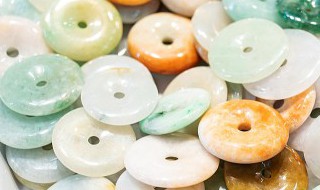 祖母绿与翡翠哪个贵 祖母绿翡翠和帝王绿翡翠哪个贵