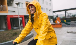 胶布雨衣是谁发明的（第一件能防水的胶布雨衣是英国工人谁发明的）