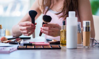 夏天房间太热可以放化妆品吗（化妆品可以放在热的房间吗）