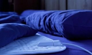 电热毯铺在床单下还是棉絮下（电热毯铺在棉被下面还是床单下面）