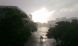 女人梦见下雨房子漏雨 女人梦见下雨房子漏雨是什么意思