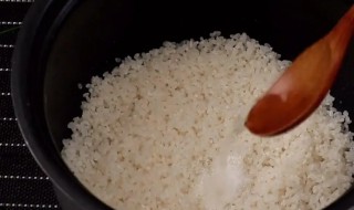 用电饭煲蒸米饭放点红小豆怎么做（蒸米饭放红小豆行吗）