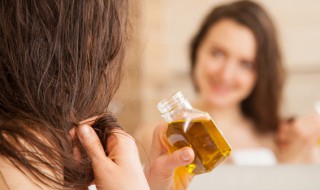 烫过的头发干枯毛躁怎么办（烫头后头发干枯毛躁怎么办）