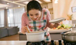 鸡脚煲汤放啥材料好啊（鸡脚配什么汤料煲汤）