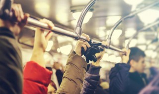 坐地铁中间换乘怎么换（乘坐地铁中间换乘）