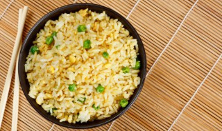 青椒鸡蛋炒饭的做法（青椒鸡蛋蛋炒饭的做法）