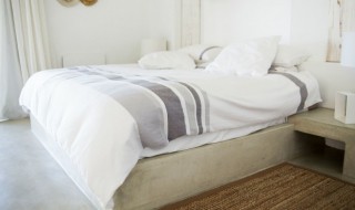 枕头上的黄污渍怎么去除（怎样去除枕头上的黄污渍）