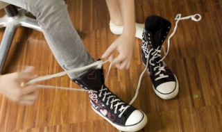 翻毛皮鞋油渍怎么清洗(翻毛皮鞋面上的油渍怎么去除)