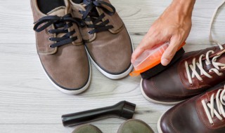 皮鞋白色汗渍怎么去除（白鞋有汗渍怎么清洗）