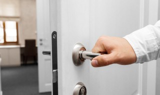 木门的塑料膜怎么去除（木门上塑料薄膜老化怎么弄掉）