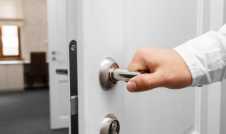 门上塑料膜去除小窍门（门上塑料膜怎么去除）