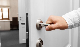 塑料膜老化粘门上如何清理（门上老化的塑料膜怎么清除）