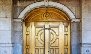 门上塑料薄膜老化怎么弄掉 塑料薄膜粘到门上老化了怎么擦掉