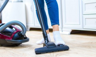 地板上的污渍怎么去除 如何去除地板上的污渍