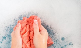 如何消除衣服上的签字笔墨迹 怎么去除衣服上的签字笔笔迹