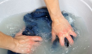 如何祛除衣服上的陈旧油污（衣服上的老旧油污怎样去除）