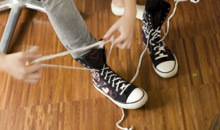 帆布鞋鞋带怎么隐藏（怎么把帆布鞋带隐藏）