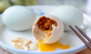 腌咸鸭蛋怎么腌黄能出油好吃(腌咸鸭蛋怎么样能腌出油)