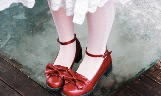 前跟高后跟低的鞋子叫什么鞋（前面高后面低的鞋叫什么鞋）