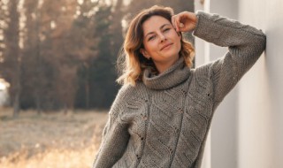 毛料衣服粘毛该怎样清洗（衣服粘毛如何清洗）