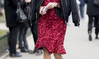 冬季红色短裙要搭配什么上衣好看 冬季红色短裙要搭配什么上衣好看呢