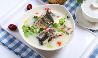 鱼骨汤怎么煲才好喝啊(如何煲鱼骨汤)