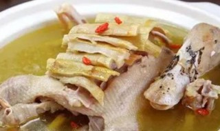 母鸭和公鸭哪个煲汤好（炖鸭汤公鸭好还是母鸭好）