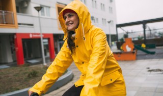 雨衣是什么材料做的（雨衣是什么材质做的）