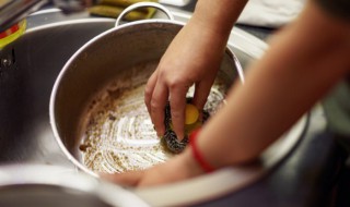 家庭清洗蚕锅的方法