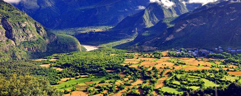 青藏地区种植业主要分布在(青藏地区种植业主要分布在河谷地区的原因)