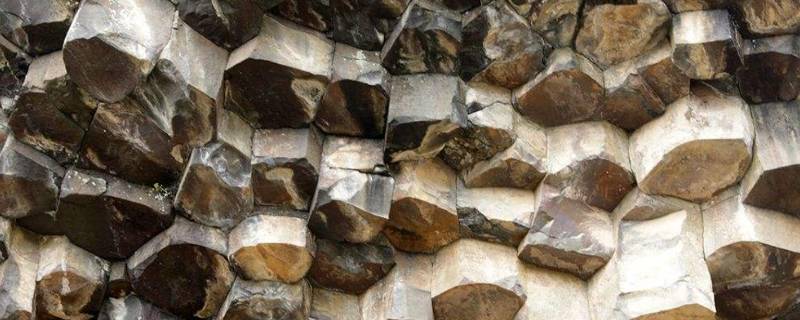 玄武岩是喷出岩还是侵入岩（玄武岩是岩浆岩的喷出岩）