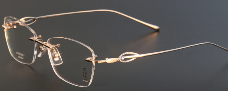 眼镜放在眼镜盒里的正确方法 眼镜应怎样放在眼镜盒里