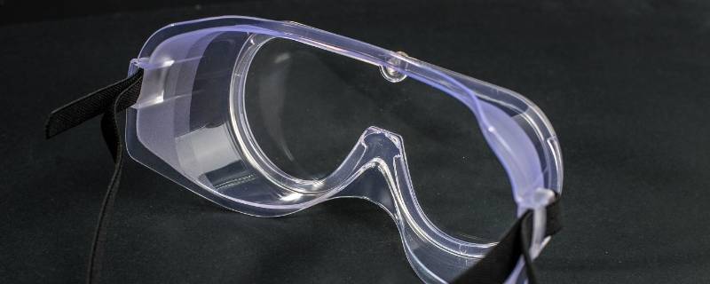 防固体碎屑的护目镜的用途是（安全护目镜用于预防高能量的飞溅物和灰尘）